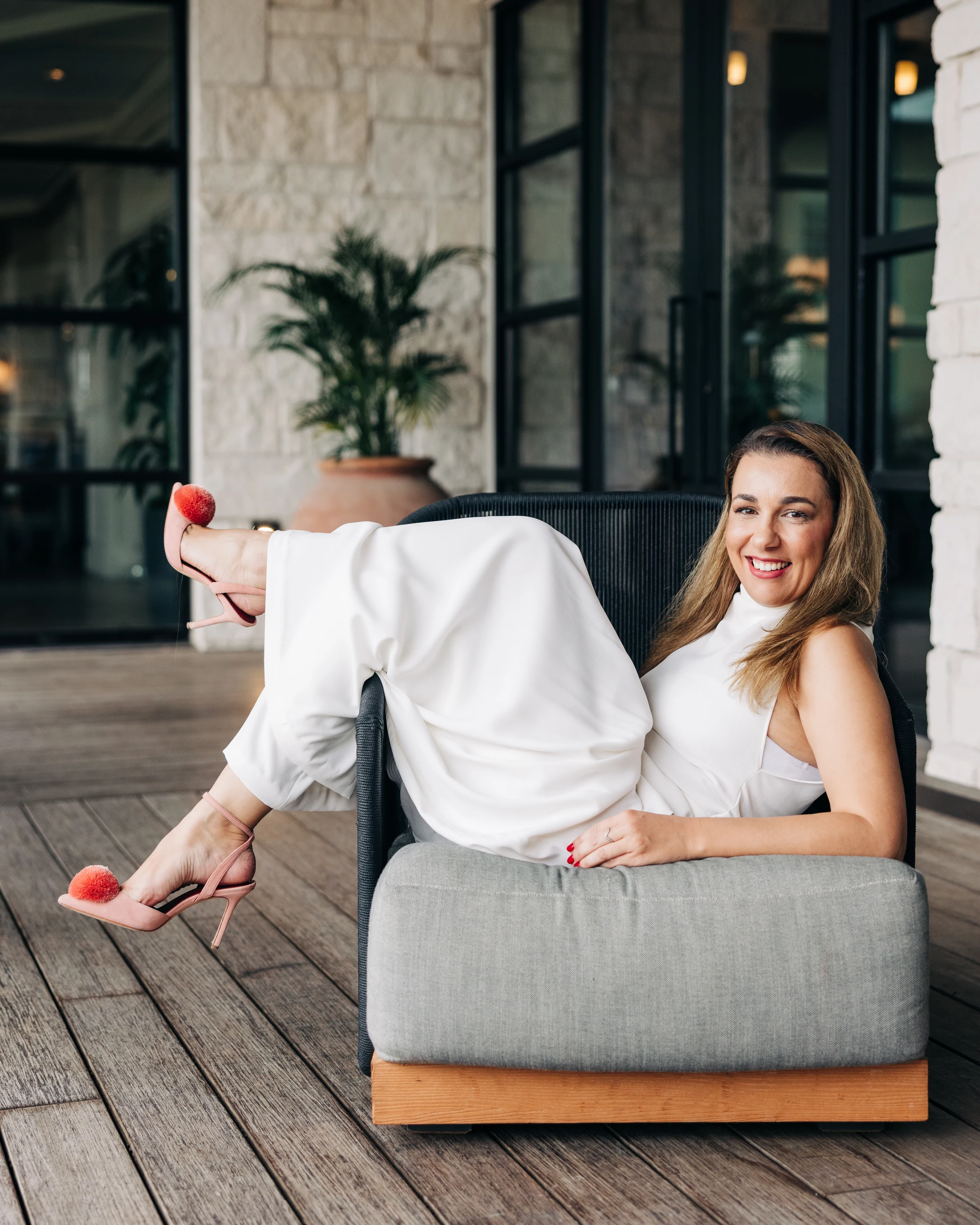 Andresa Guidelli seated outdoors in a white outfit